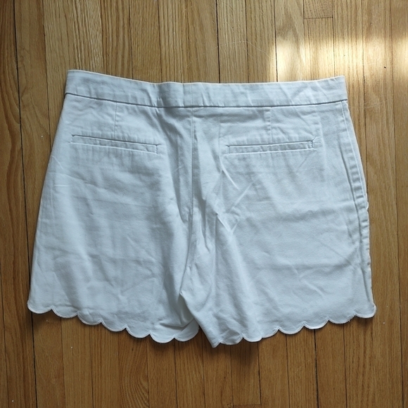 Banana Republic White Scalloped Hem High Waist Shorts With Faux Pockets. Size 8 - Picture 5 of 5